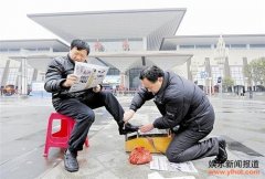 湖北网络红人＂朱抢抢＂为求宽容 火车站“鞋保姆式”服务擦鞋